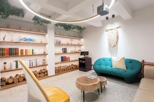 Una sala de estar moderna con estanterías, un sofá y un televisor.