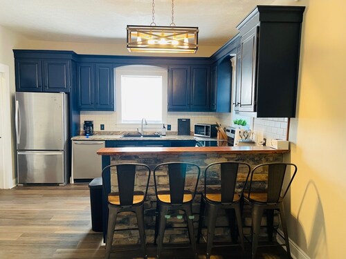 Cozy and Spacious 3-bedroom house in Marion with AC, WiFi, close to downtown.