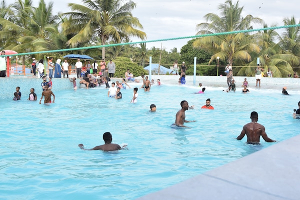 3 buitenzwembaden, parasols voor strand/zwembad, badmeesters op locatie