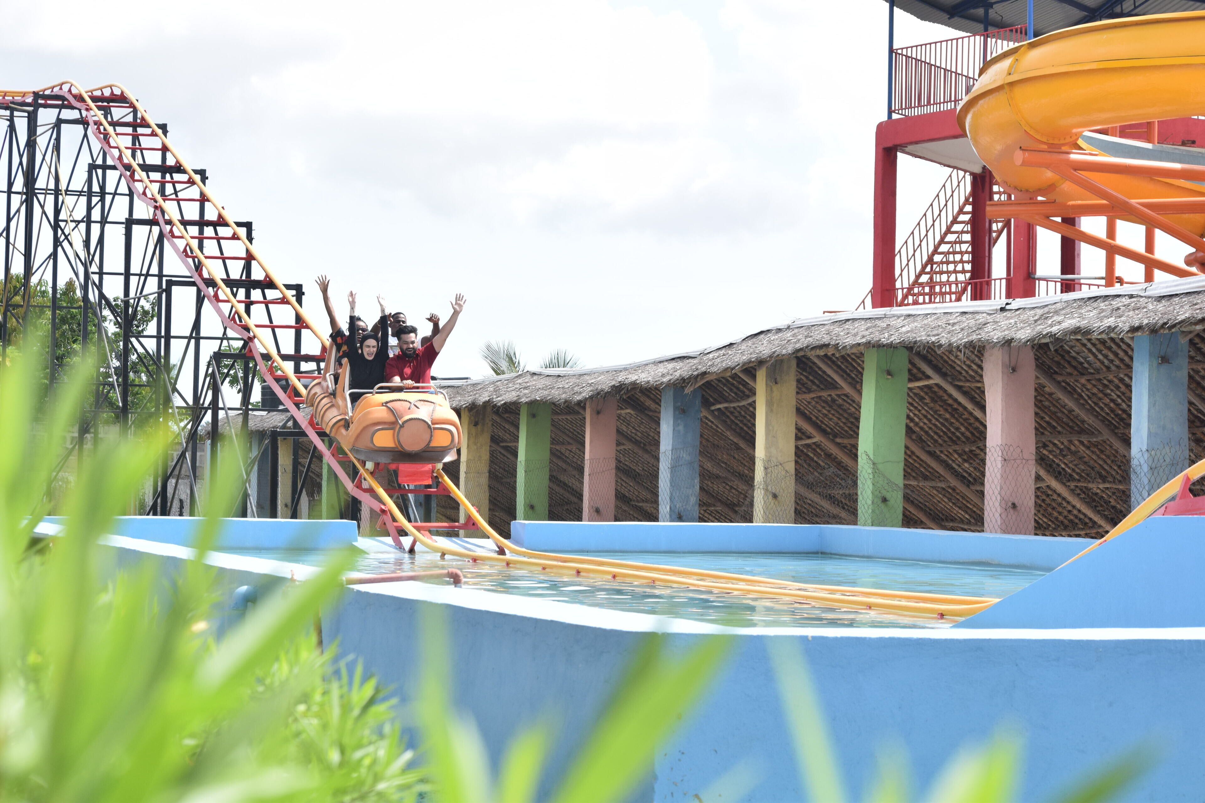 3 outdoor pools, pool umbrellas, lifeguards on site