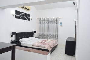 Dobbeltrom – deluxe, hageutsikt | Skrivebord, skrivebord for bærbar PC og strykejern/-brett