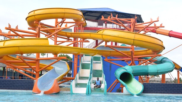 Un parc aquatique doté de plusieurs toboggans et d’une piscine.