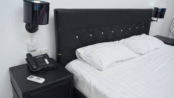 Deluxe tweepersoonskamer, uitzicht op tuin | Een bureau, een laptopwerkplek, een strijkplank/strijkijzer