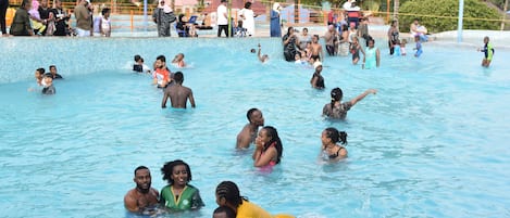 3 udendørs pools, parasoller, livreddere på stedet