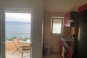 Réfrigérateur, four à micro-ondes, surface de cuisson, lave-vaisselle