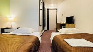 A hotel room with two beds, a desk with a computer, and a TV. - BUSINESS HOTEL KUDAMATSU (Kudamatsu)
