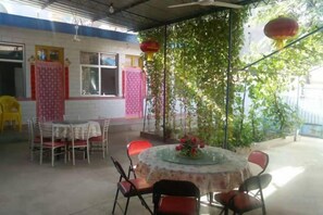 Outdoor dining - Xinyuan Hostel (Jingtai)