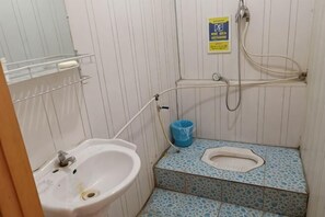 Ein Badezimmer mit Waschbecken, Toilette und Dusche.