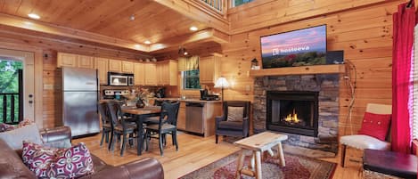 Signature Μικρό Σπίτι, 2 Υπνοδωμάτια, Μπαλκόνι, Στο βουνό | Καθιστικό | Τηλεόραση Smart 65 ιντσών με ψηφιακά κανάλια, τζάκι