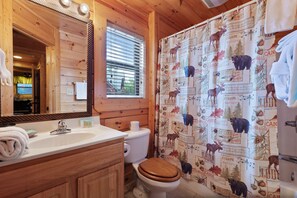 Signature huisje, 2 slaapkamers, balkon, uitzicht op gebergte | Badkamer | Gratis toiletartikelen, een haardroger, handdoeken, zeep