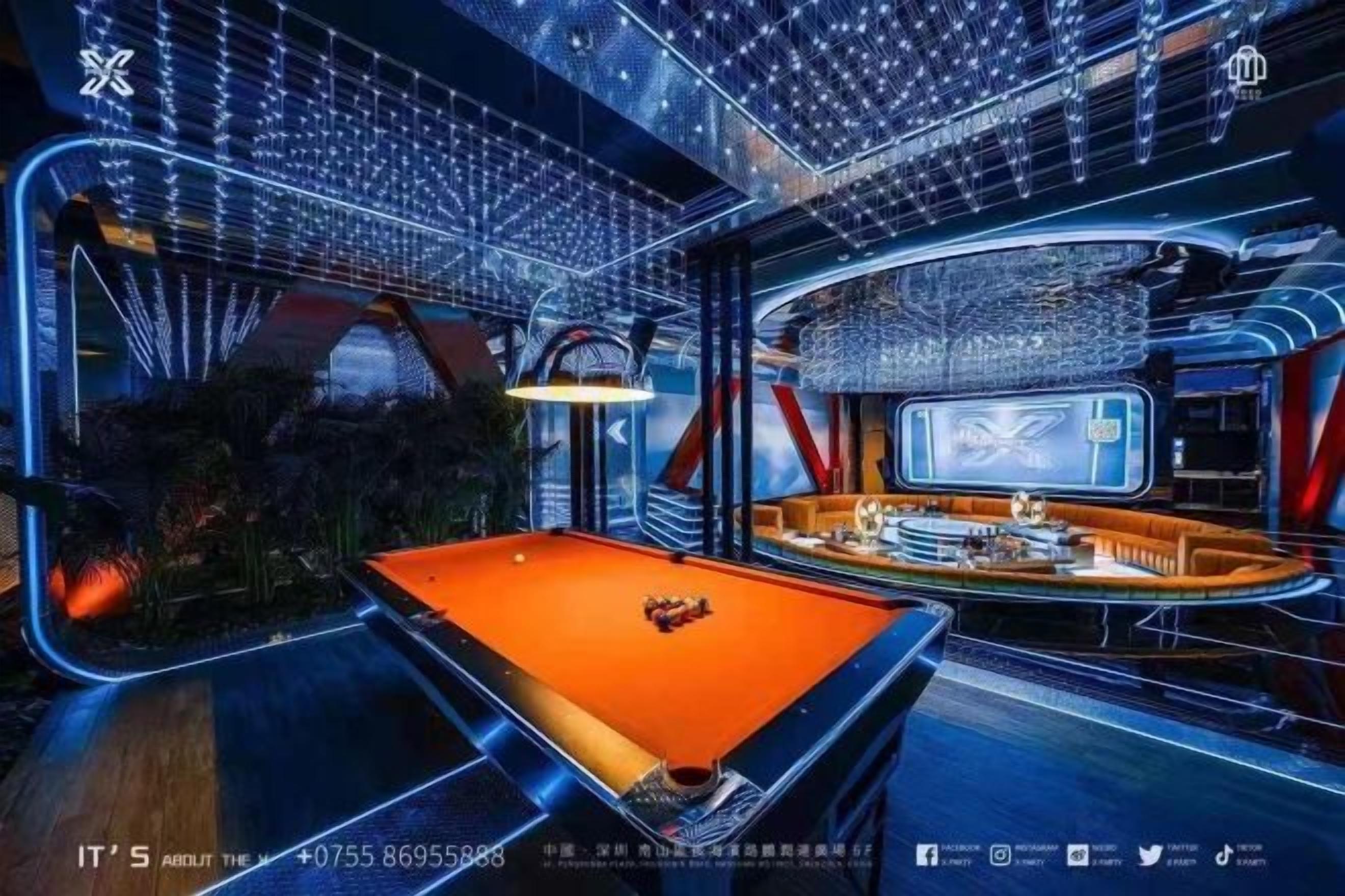 Una mesa de billar moderna con zona de bar y una pantalla grande en una habitación futurista.