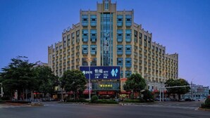 A large, multi-story hotel with a symmetrical facade and numerous windows. - Yiting Business Hotel (Quanzhou)