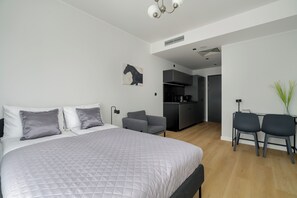 Studio, Küche | Wohnzimmer | Flachbildfernseher