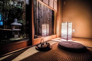 Unclassified image, 3 of 9, button - Kyomachiya Miss (Kyoto)