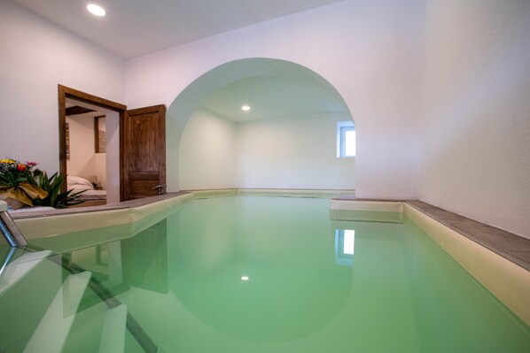 Innendørsbasseng og et oppvarmet basseng