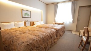 Familiekamer, niet-roken | Een bureau, een laptopwerkplek, gratis wifi, beddengoed