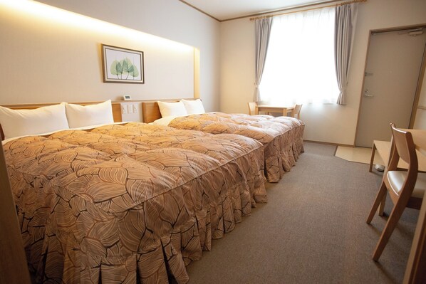 ファミリールーム | デスク、ノートパソコン用作業スペース、WiFi (無料)、ベッドシーツ