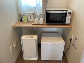 Escritorio, espacio para trabajar con laptop y wifi gratis