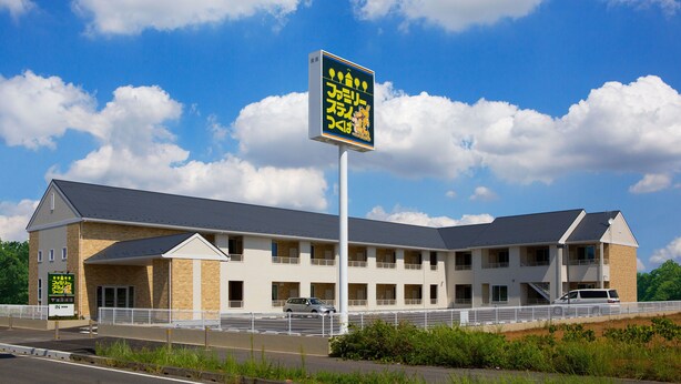 Een meerhoog hotel met een plat dak en een groot bord.