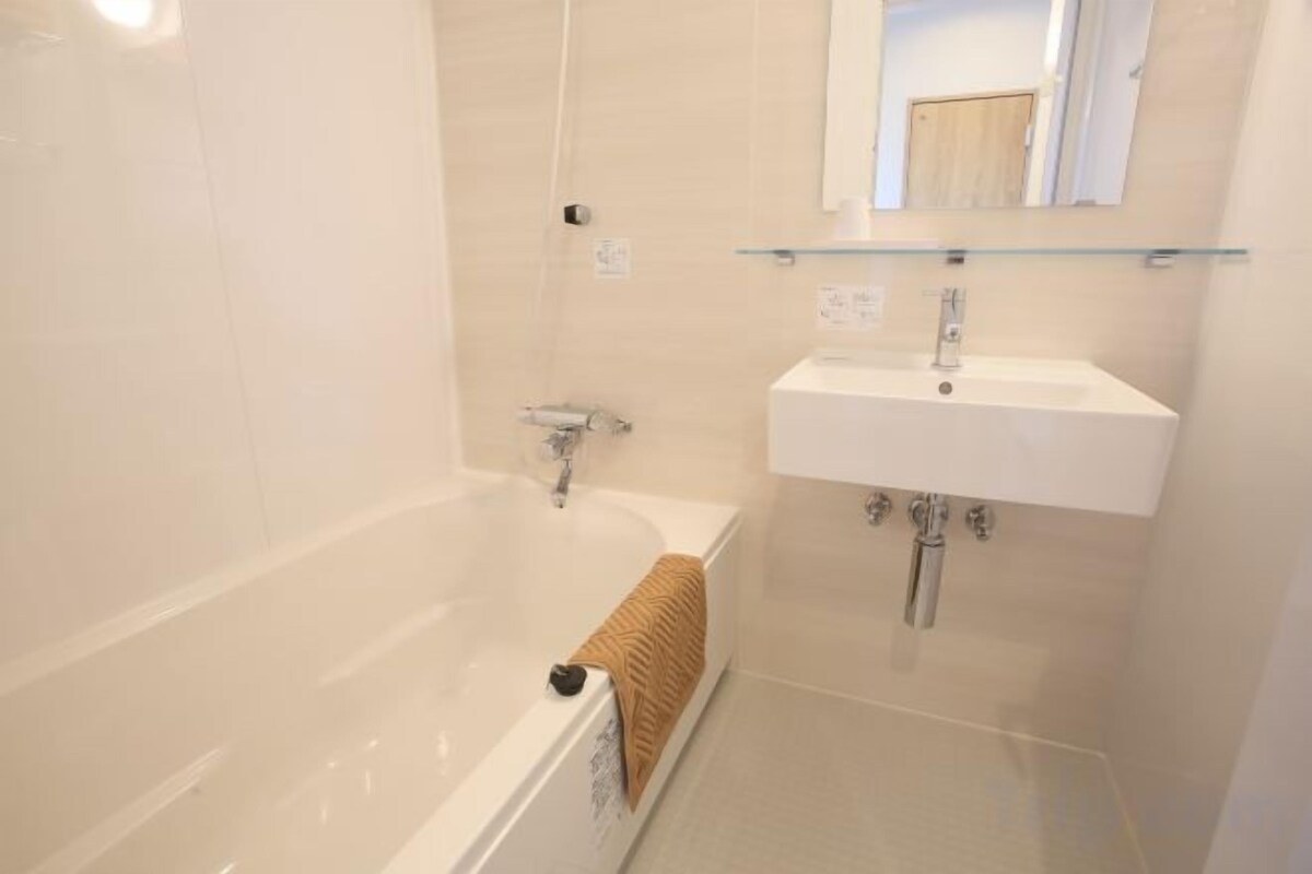 Bathroom | Hair dryer, towels, shampoo, toilet paper