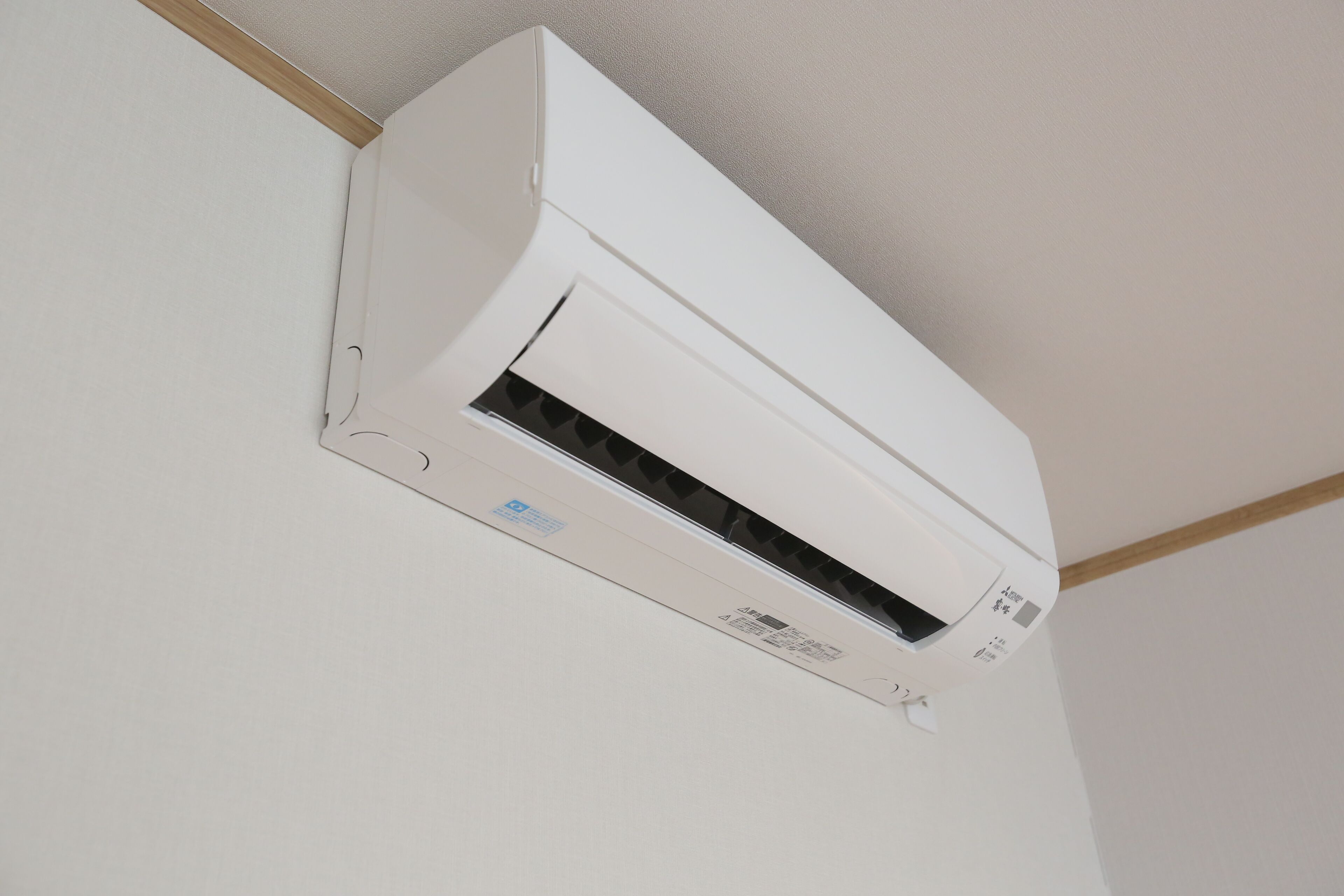 Un equipo de aire acondicionado blanco instalado en una pared.