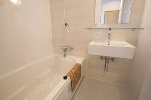 ヘアドライヤー、タオル、シャンプー、トイレットペーパー