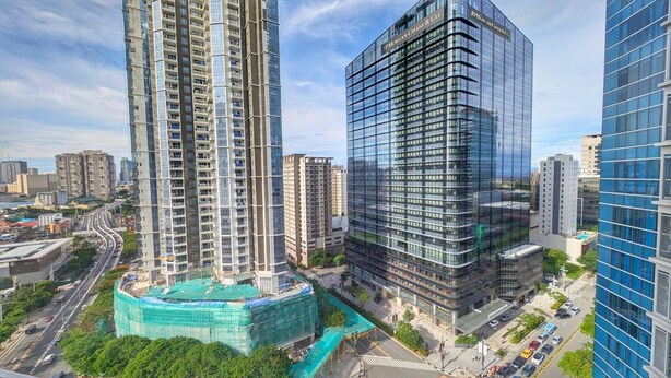 Un immeuble de grande hauteur doté d’une façade en verre et d’une enseigne bien visible pour JPMorgan Chase & Co.