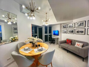 Superior Single Suite | Living area