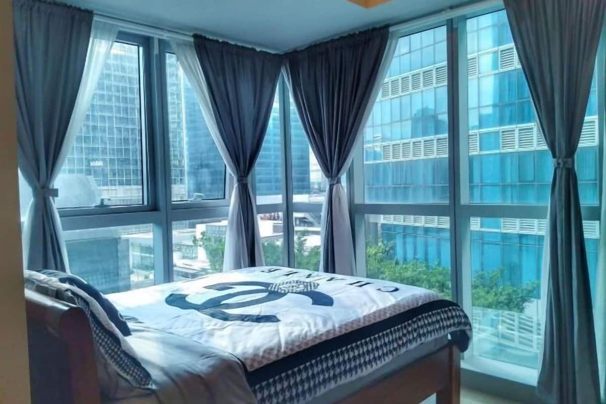 Egyptian cotton sheets, premium bedding, down comforters, pillowtop beds