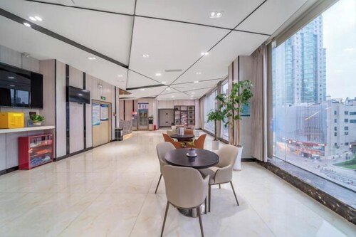 IU Hotel (Chongqing Yangjiaping Pedestrian Street Subway Station)