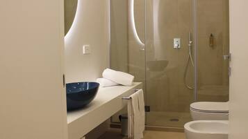 Dusche, Haartrockner, Bidet, HandtĂŒcher