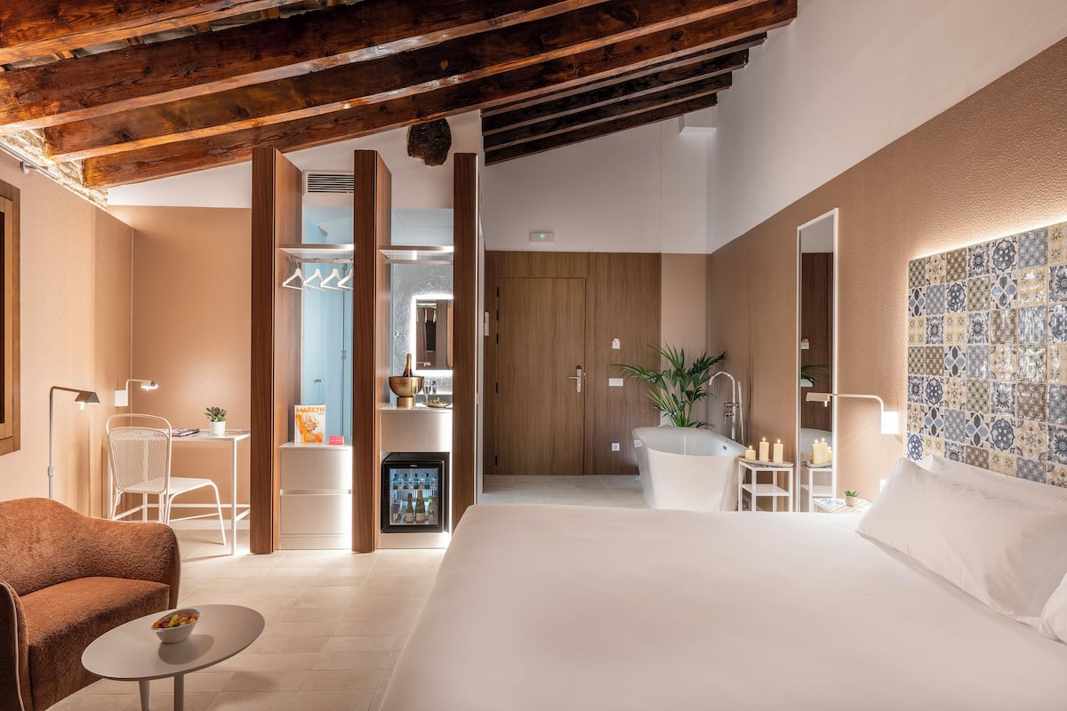 1 bedroom, minibar, in-room safe, free WiFi