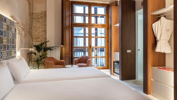 Premium-værelse | Minibar, pengeskab på værelset, gratis Wi-Fi, sengetøj