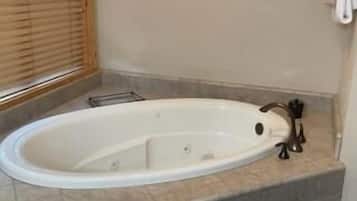 Secador de cabelo, toalhas de banho