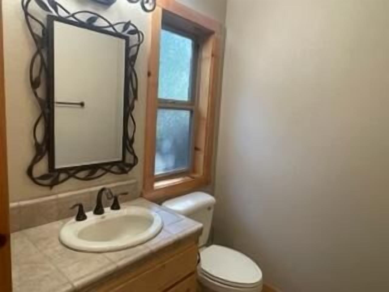 Secador de cabelo, toalhas de banho