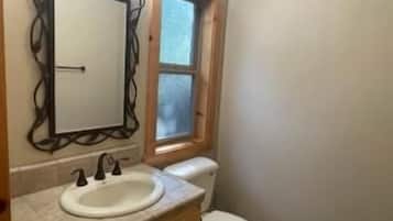 Secador de cabelo, toalhas de banho