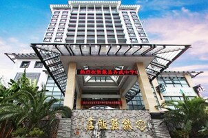 Un hotel de varios pisos con una entrada destacada y un cartel grande sobre la puerta.