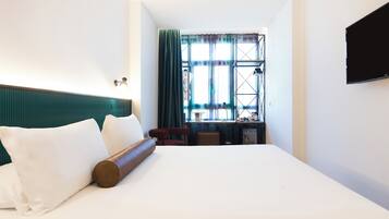 Premium Room, Views to the river | 1 slaapkamer, donzen dekbedden, een minibar, een kluis op de kamer