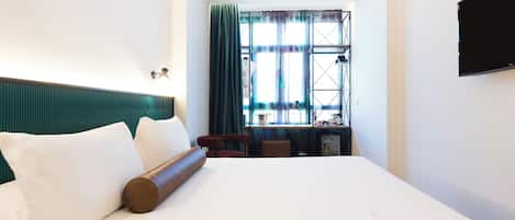 Cubrecamas, minibar, caja de seguridad en la habitación y escritorio