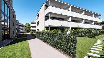 Un edificio moderno de varios pisos con techo plano y balcones.