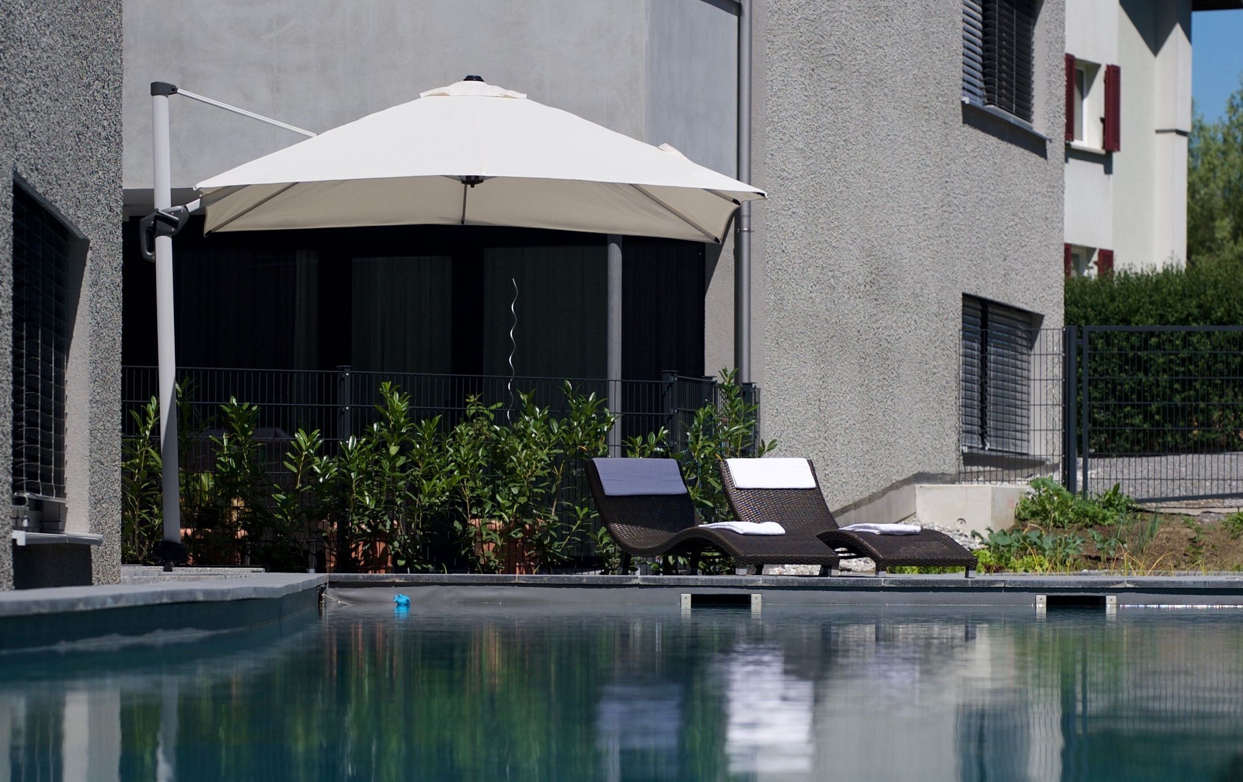 Sesongbasert utendørsbasseng, bassengparasoller og solsenger