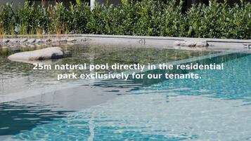 Kolam renang outdoor musiman, dengan payung kolam renang