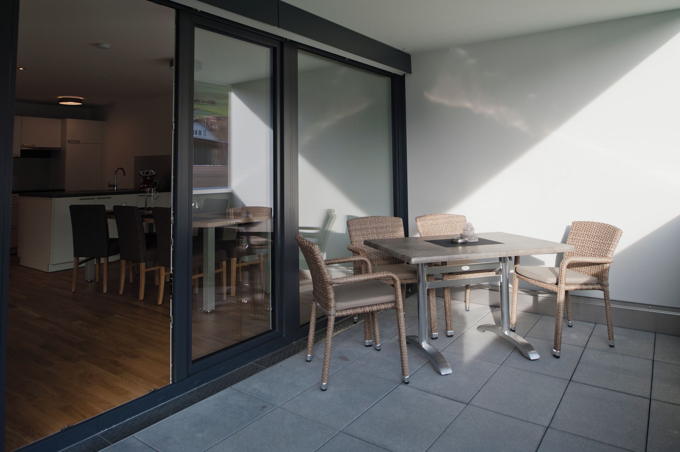 Una cocina moderna con armarios oscuros y un lavamanos a la vista.