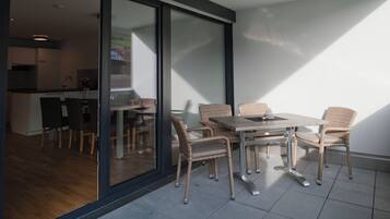 Una cocina moderna con armarios oscuros y un lavamanos a la vista.
