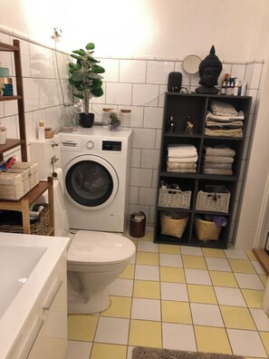 Haartrockner, Handtücher, Seife, Toilettenpapier