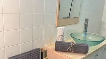 Sèche-cheveux, serviettes fournies, savon, shampoing