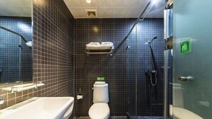Ein kleines Badezimmer mit einer weißen Badewanne, einer Toilette und einer Duschkabine.