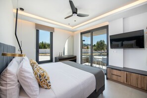 7 bedrooms, in-room safe, iron/ironing board, travel cot - Omnia Luxury Villa, 100m2 Pool, Whirlpool & Gym (9JM7+G9X Arkadi, Greece)