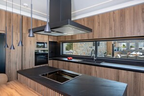 Fridge, microwave, oven, stovetop - Omnia Luxury Villa, 100m2 Pool, Whirlpool & Gym (9JM7+G9X Arkadi, Greece)