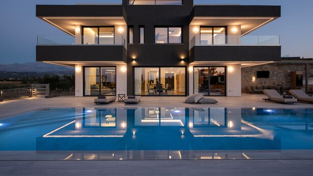 Een modern herenhuis met zwembad, grote ramen en terras.